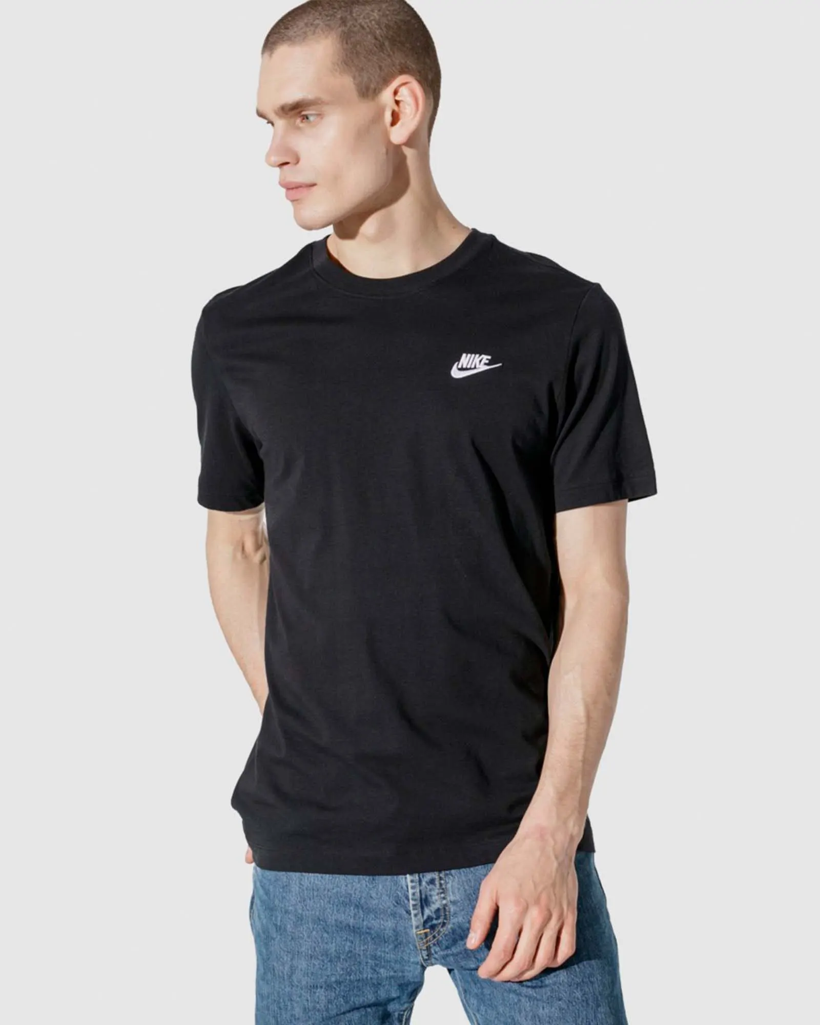 Футболка чоловіча Nike Club Tee AR4997-013, колір чорний — фото 1 з 2