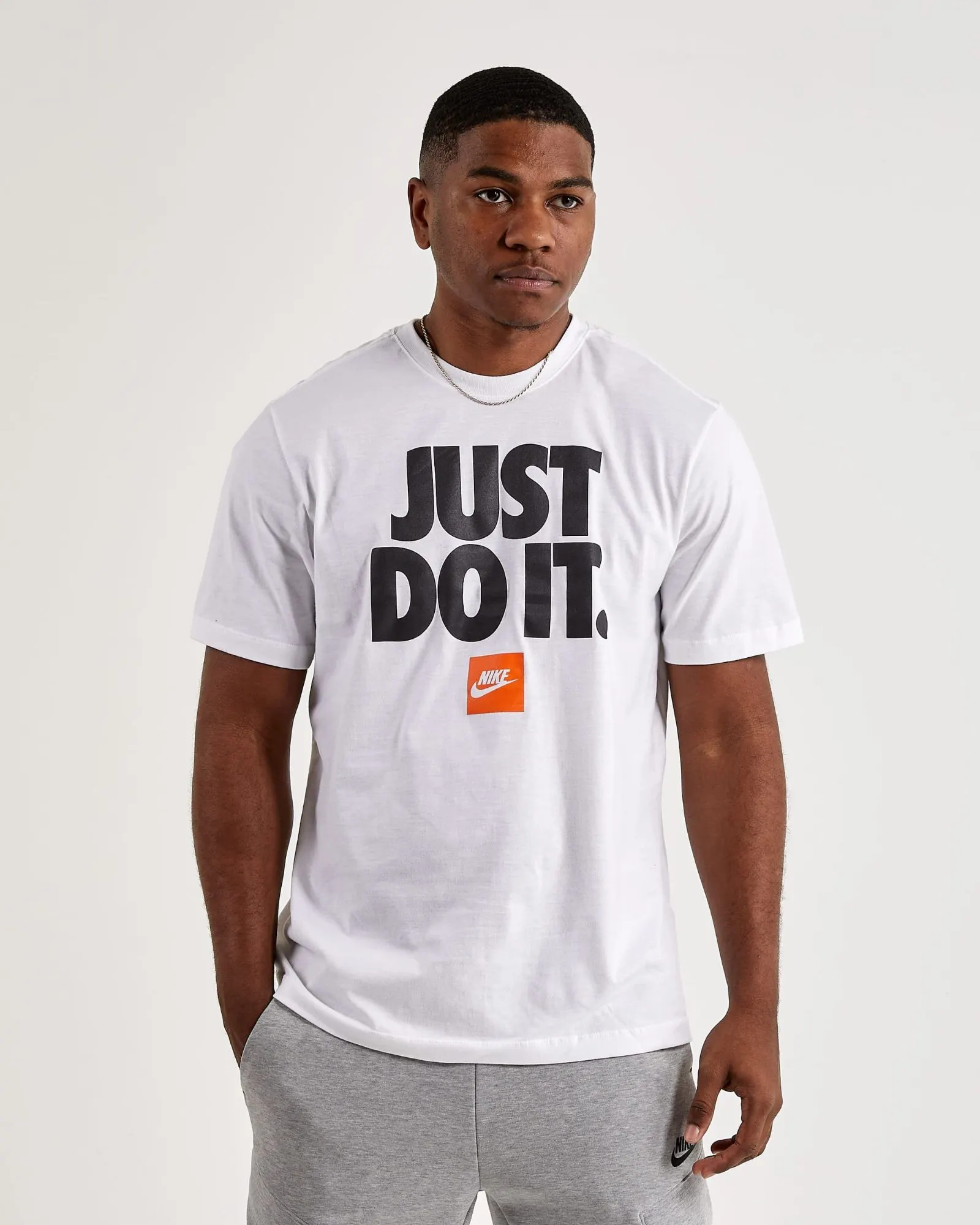 Футболка чоловіча Nike Just Do It Tee DZ2989-100, колір білий — фото 1 з 3