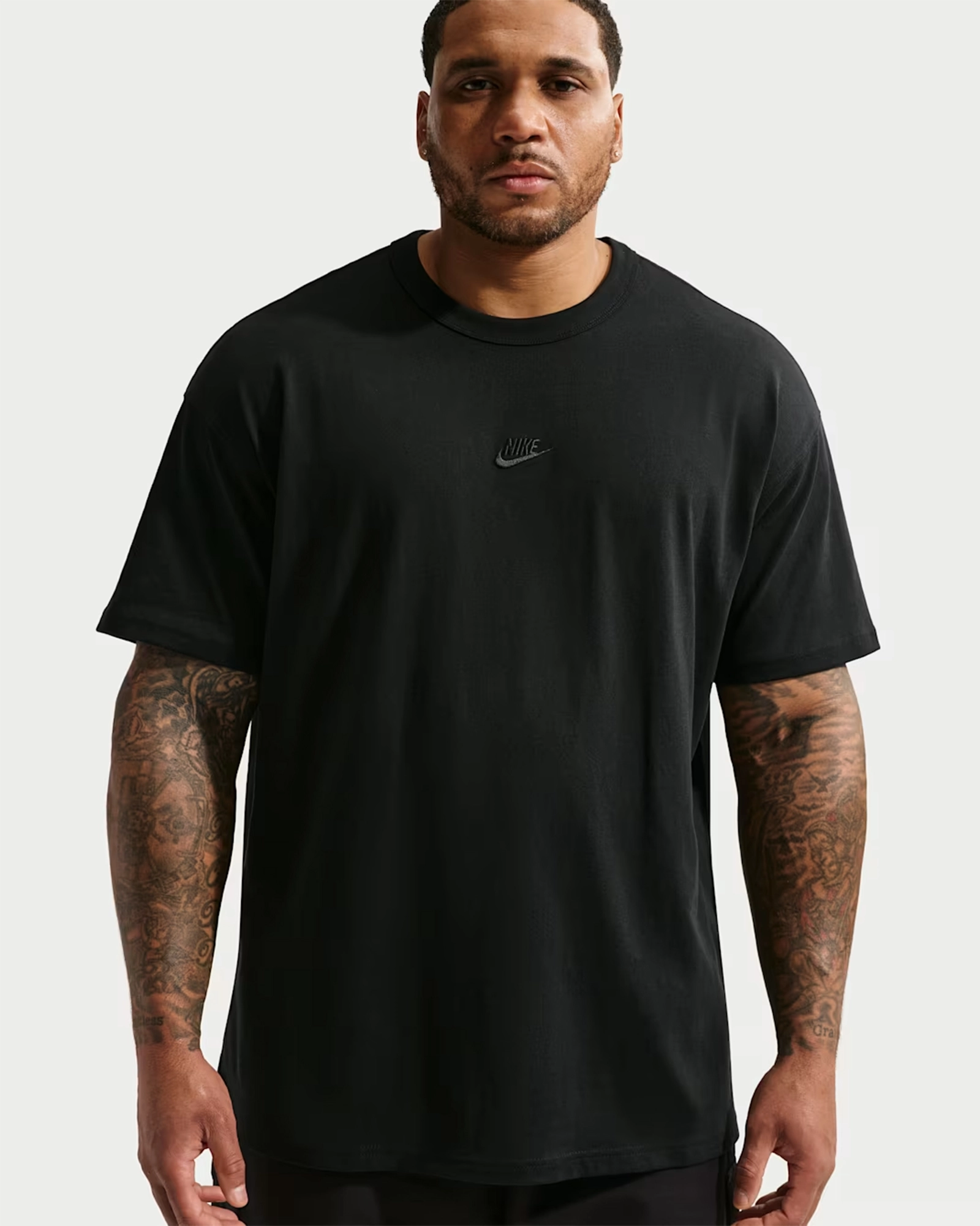 Футболка чоловіча Nike Sportswear Premium Essentials IH1121-010, колір чорний — фото 2 з 5