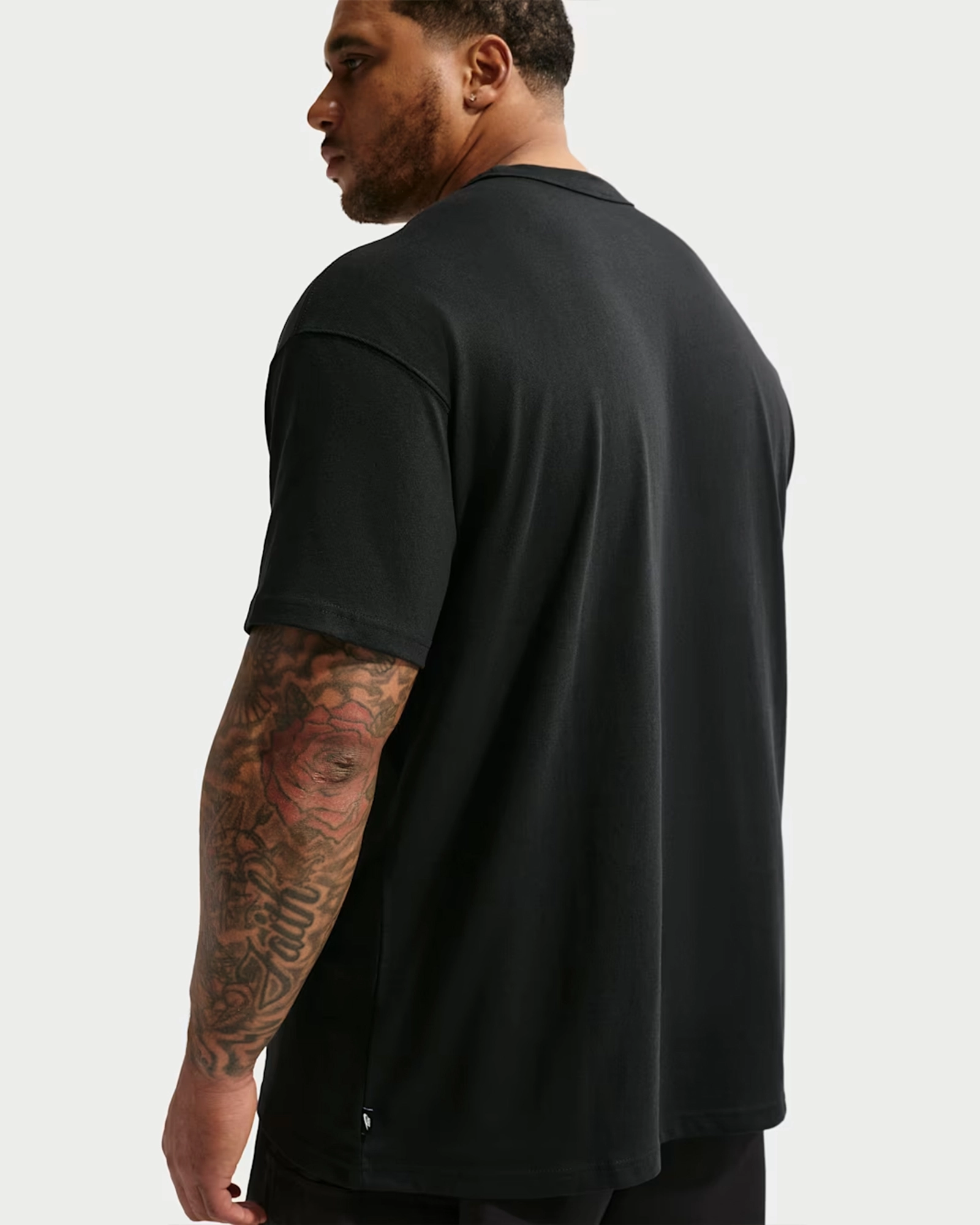 Футболка чоловіча Nike Sportswear Premium Essentials IH1121-010, колір чорний — фото 3 з 5