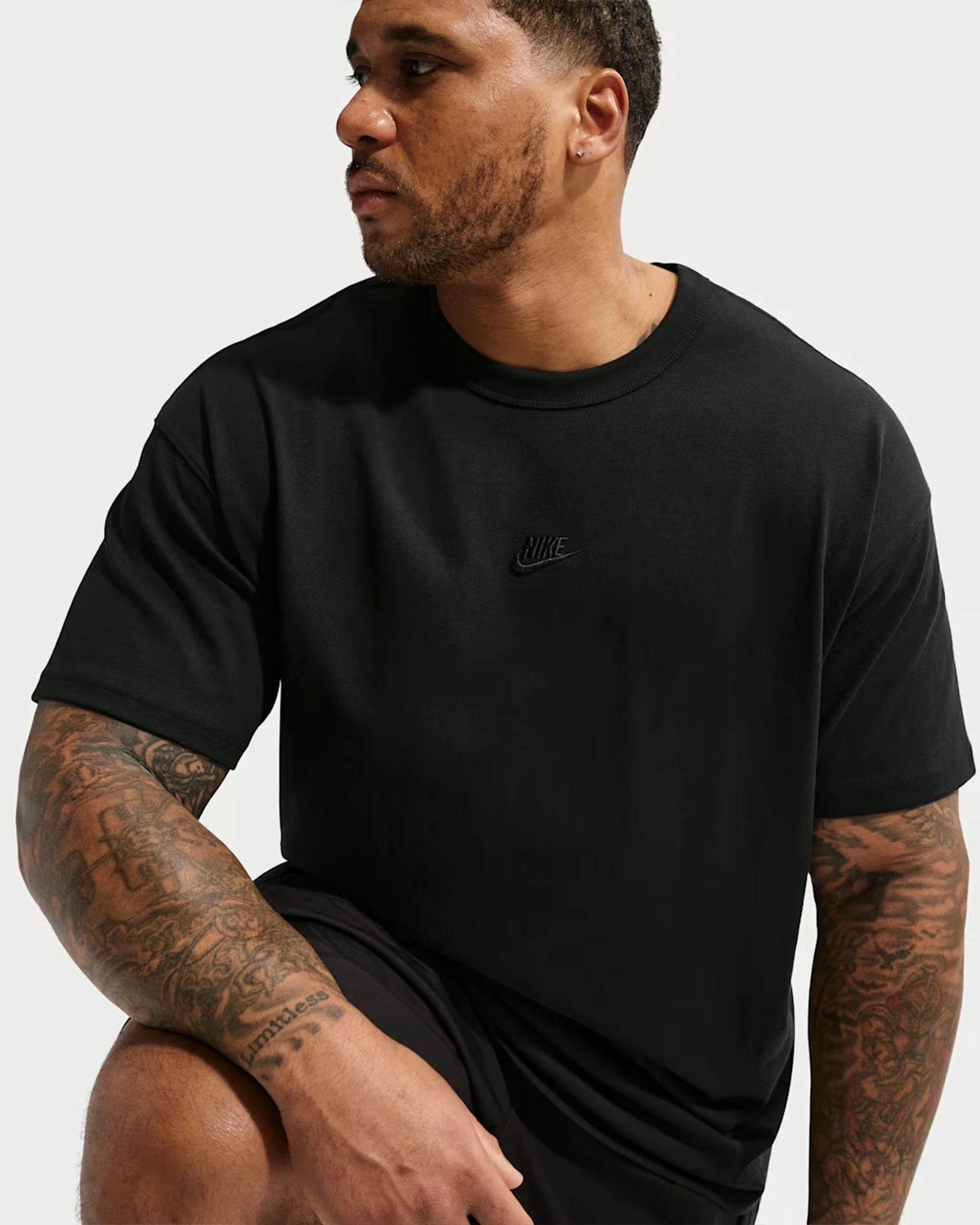 Футболка чоловіча Nike Sportswear Premium Essentials IH1121-010, колір чорний — фото 4 з 5