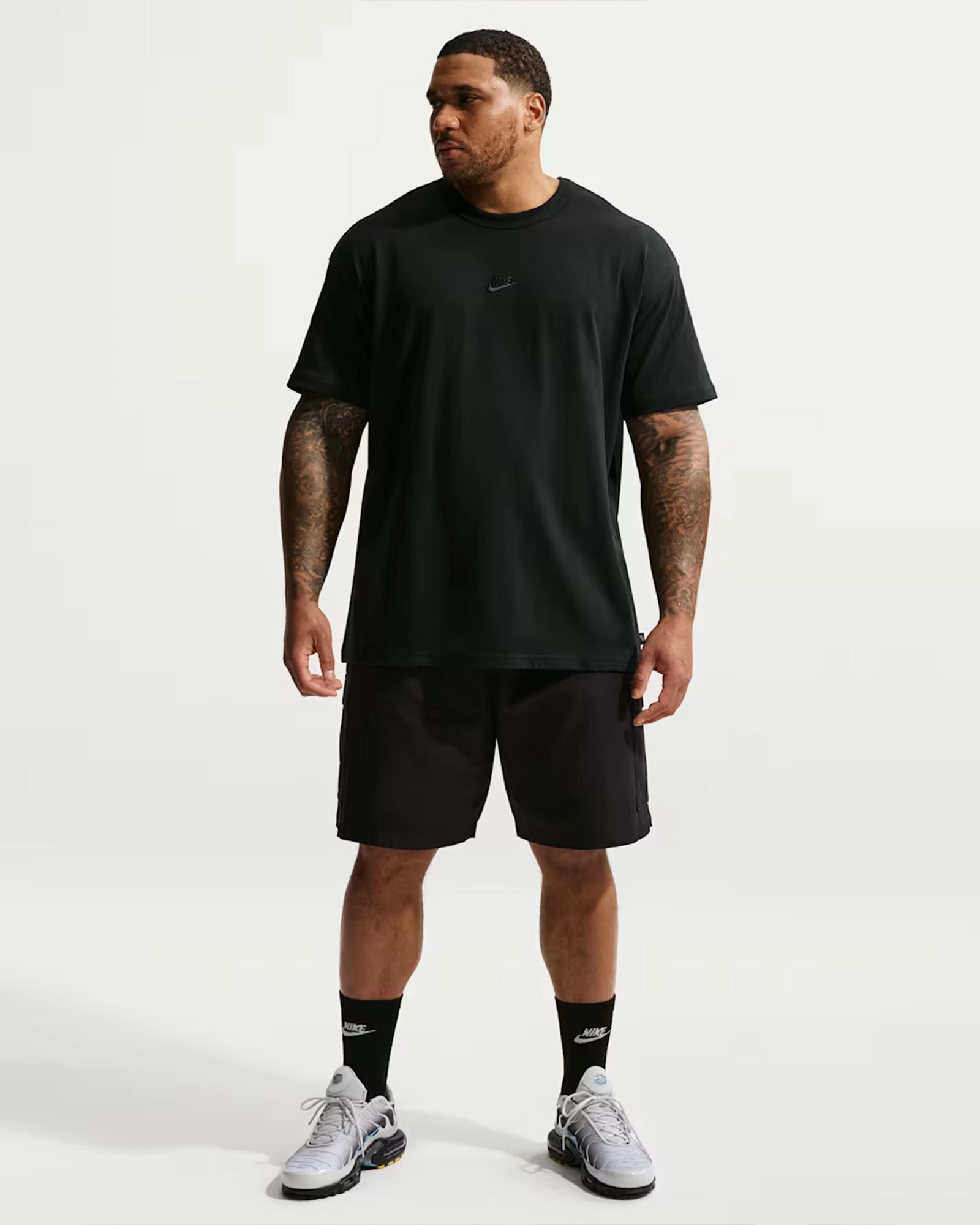 Футболка чоловіча Nike Sportswear Premium Essentials IH1121-010, колір чорний — фото 1 з 5