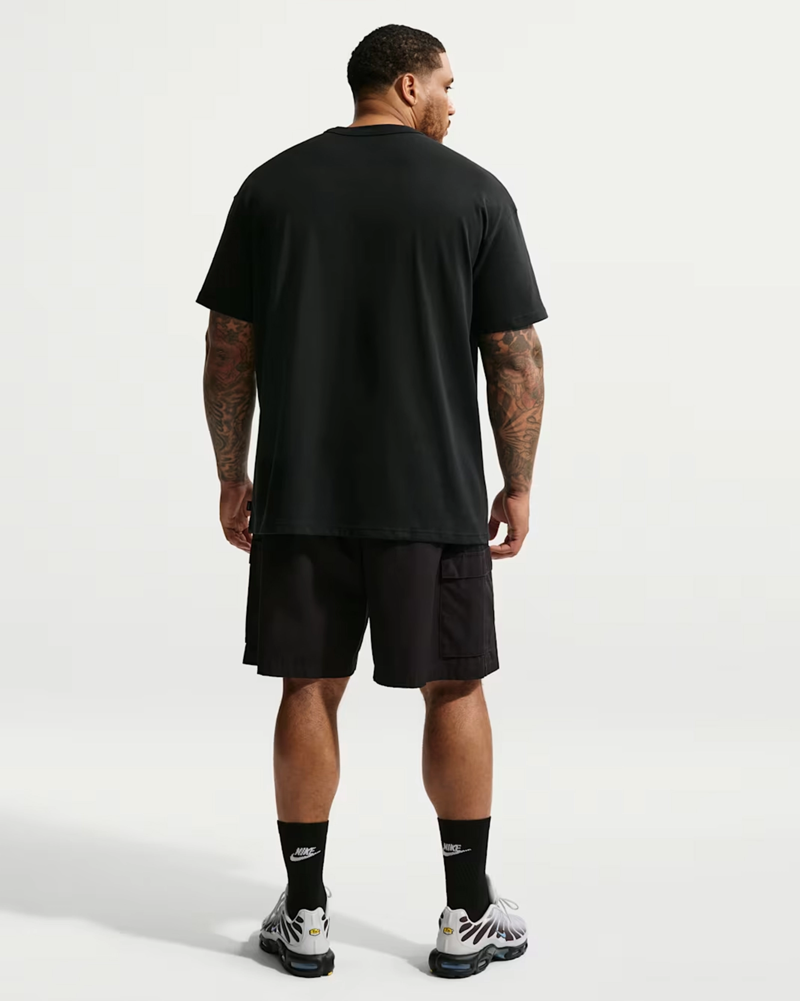 Футболка чоловіча Nike Sportswear Premium Essentials IH1121-010, колір чорний — фото 5 з 5