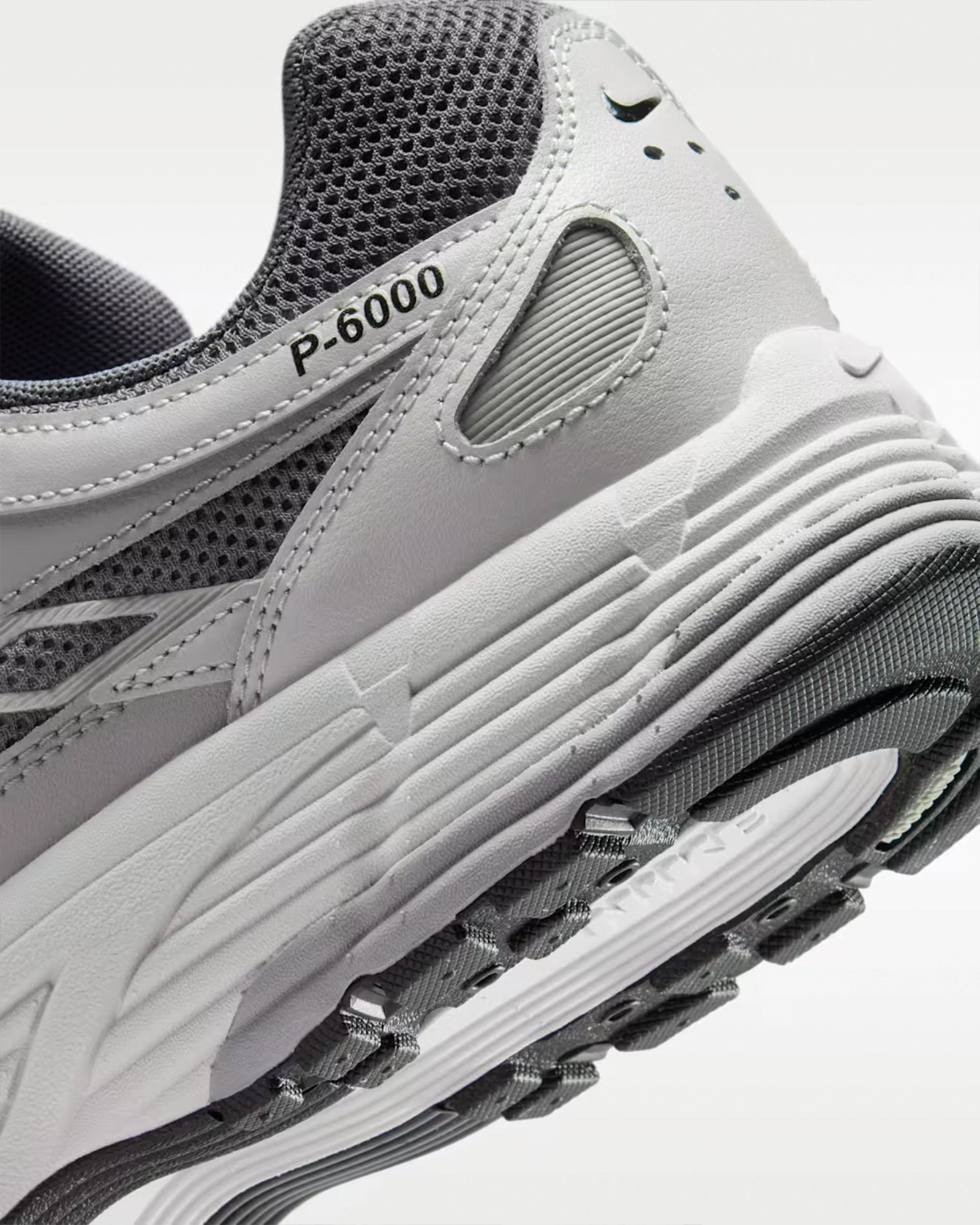 Кросівки чоловічі Nike P-6000 CD6404-031, колір сірий — фото 8 з 8