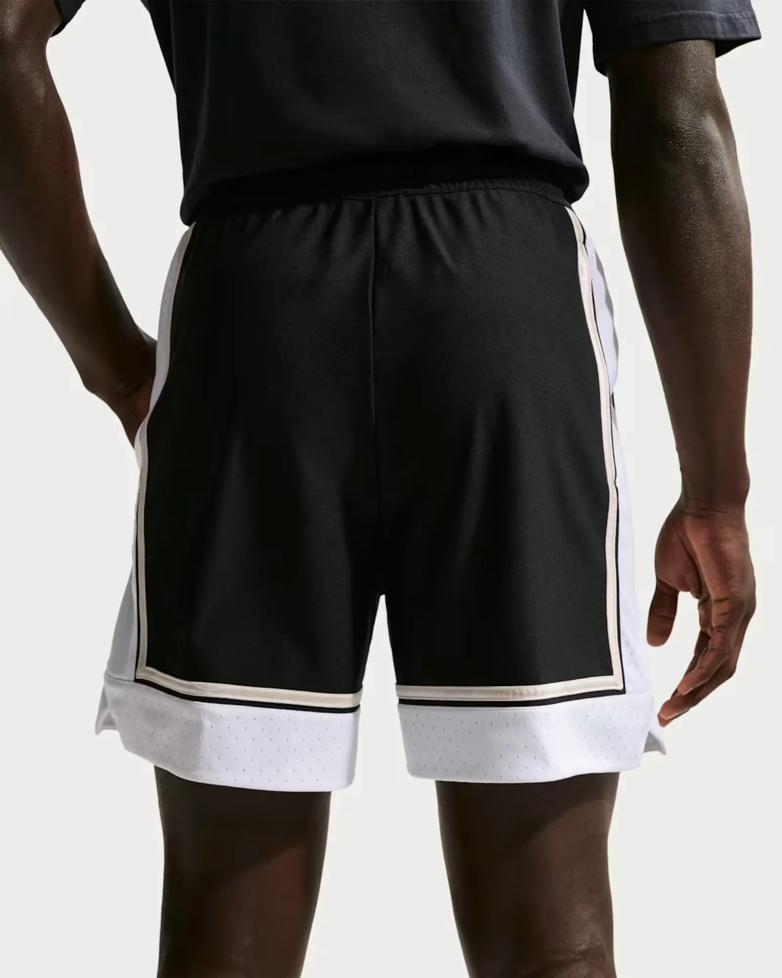 Шорти чоловічі Nike Standard Issue Dri-FIT 6" IF1589-010, колір білий — фото 3 з 5