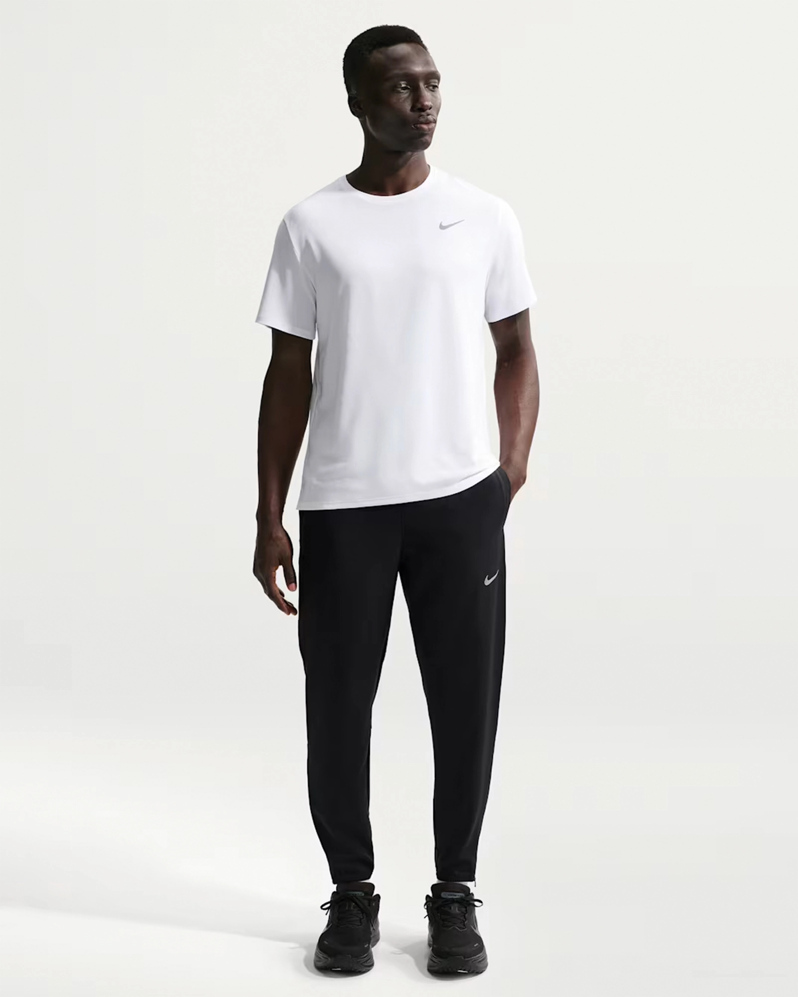 Штани чоловічі Nike Challenger Dri-FIT Woven FQ4780-010, колір чорний — фото 1 з 6