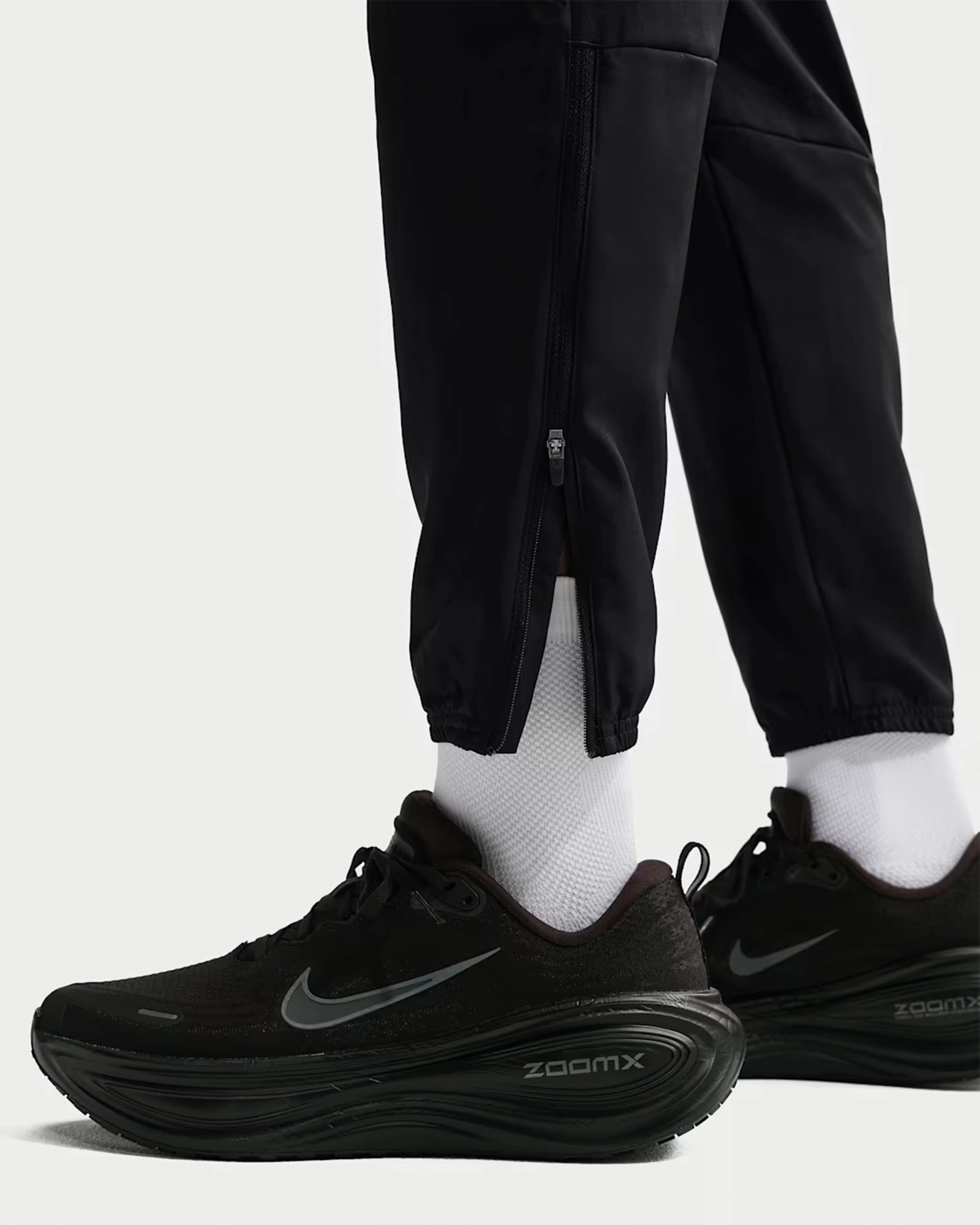 Штани чоловічі Nike Challenger Dri-FIT Woven FQ4780-010, колір чорний — фото 6 з 6