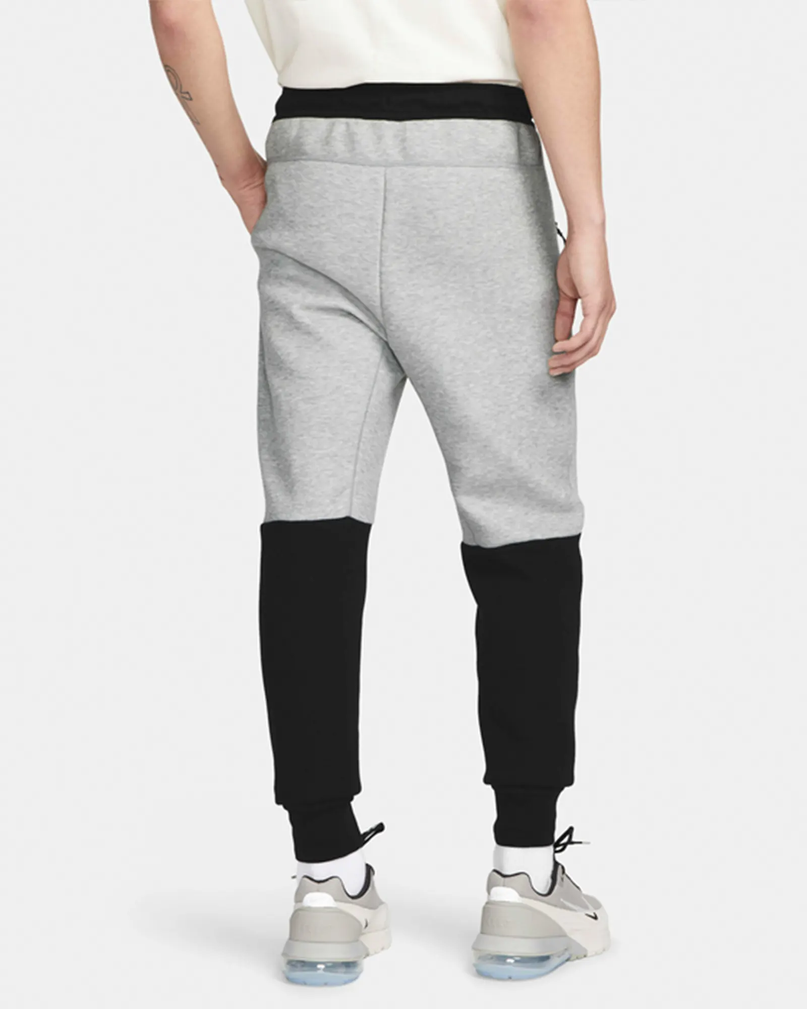 Штани чоловічі Nike Tech Fleece Jogger FB8002-064, колір сірий — фото 2 з 6