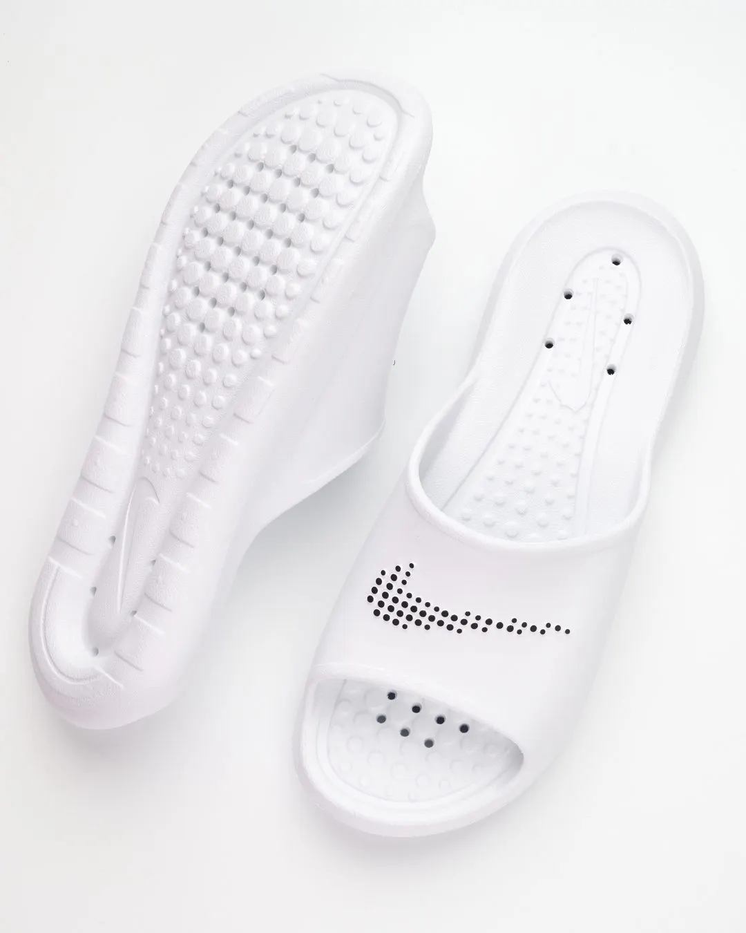Сланці чоловічі Nike Victori One Shower Slide CZ5478-100, колір білий — фото 2 з 7